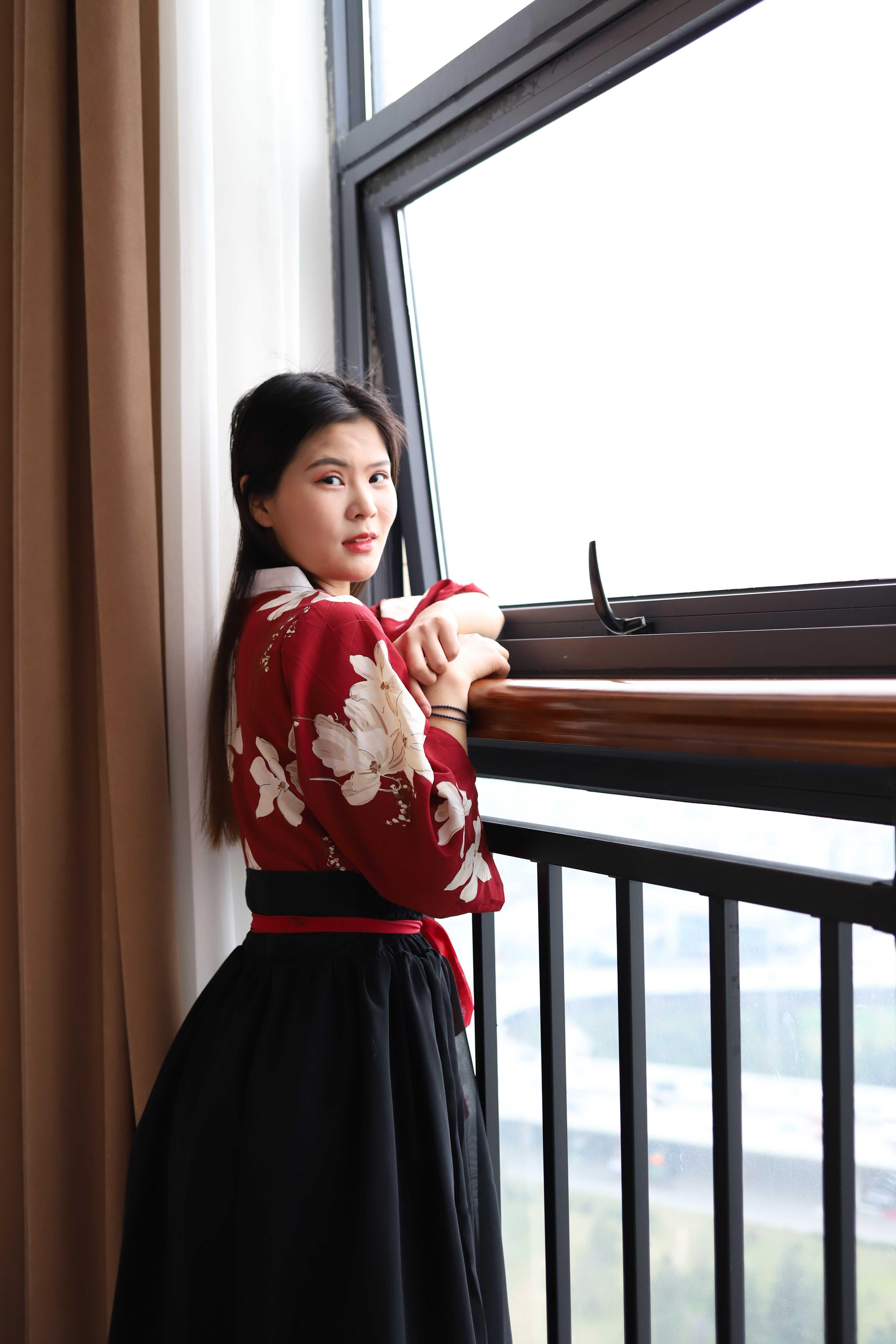 氣質(zhì)小姐姐脫掉衣服漏出奶子
