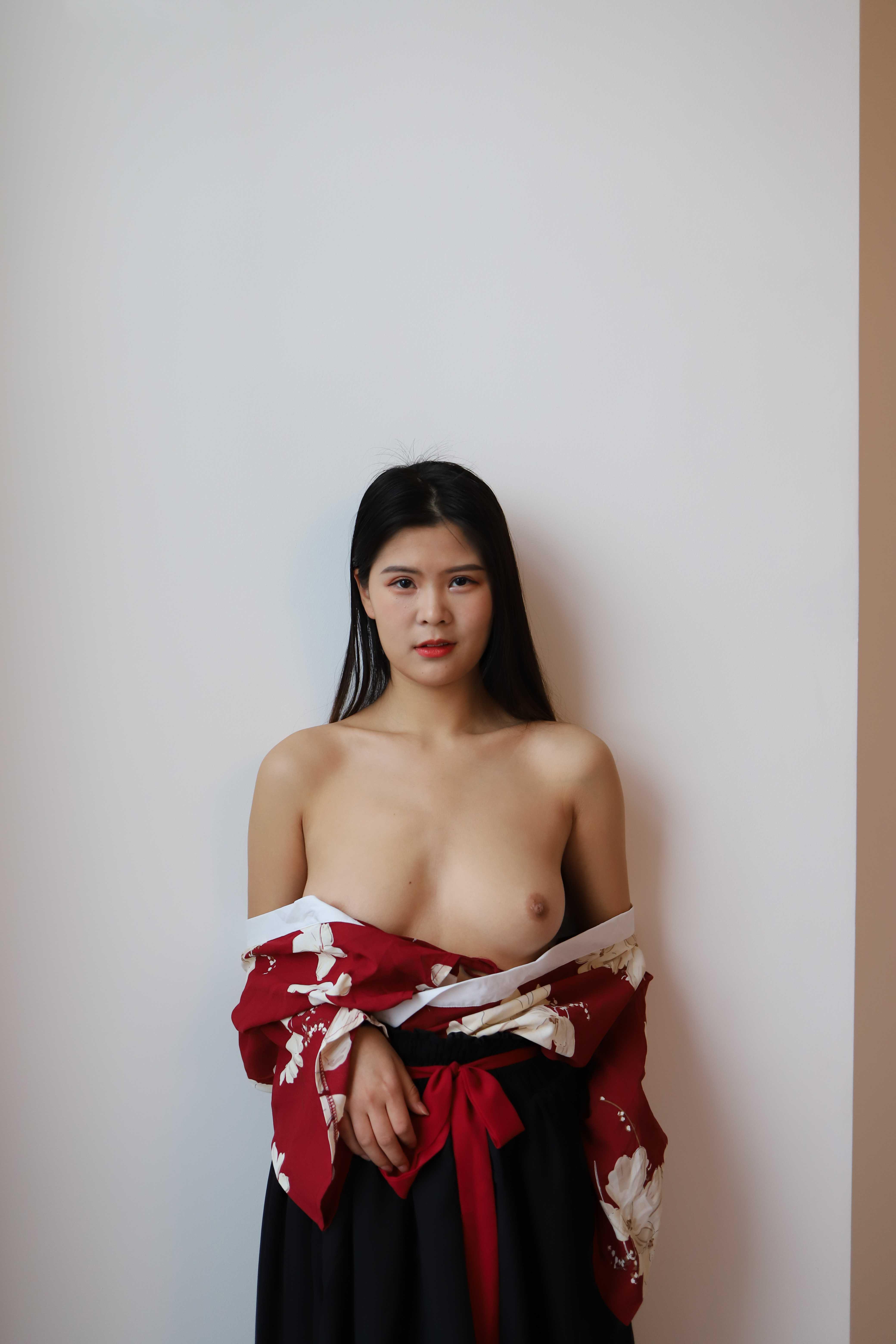 氣質(zhì)小姐姐脫掉衣服漏出奶子