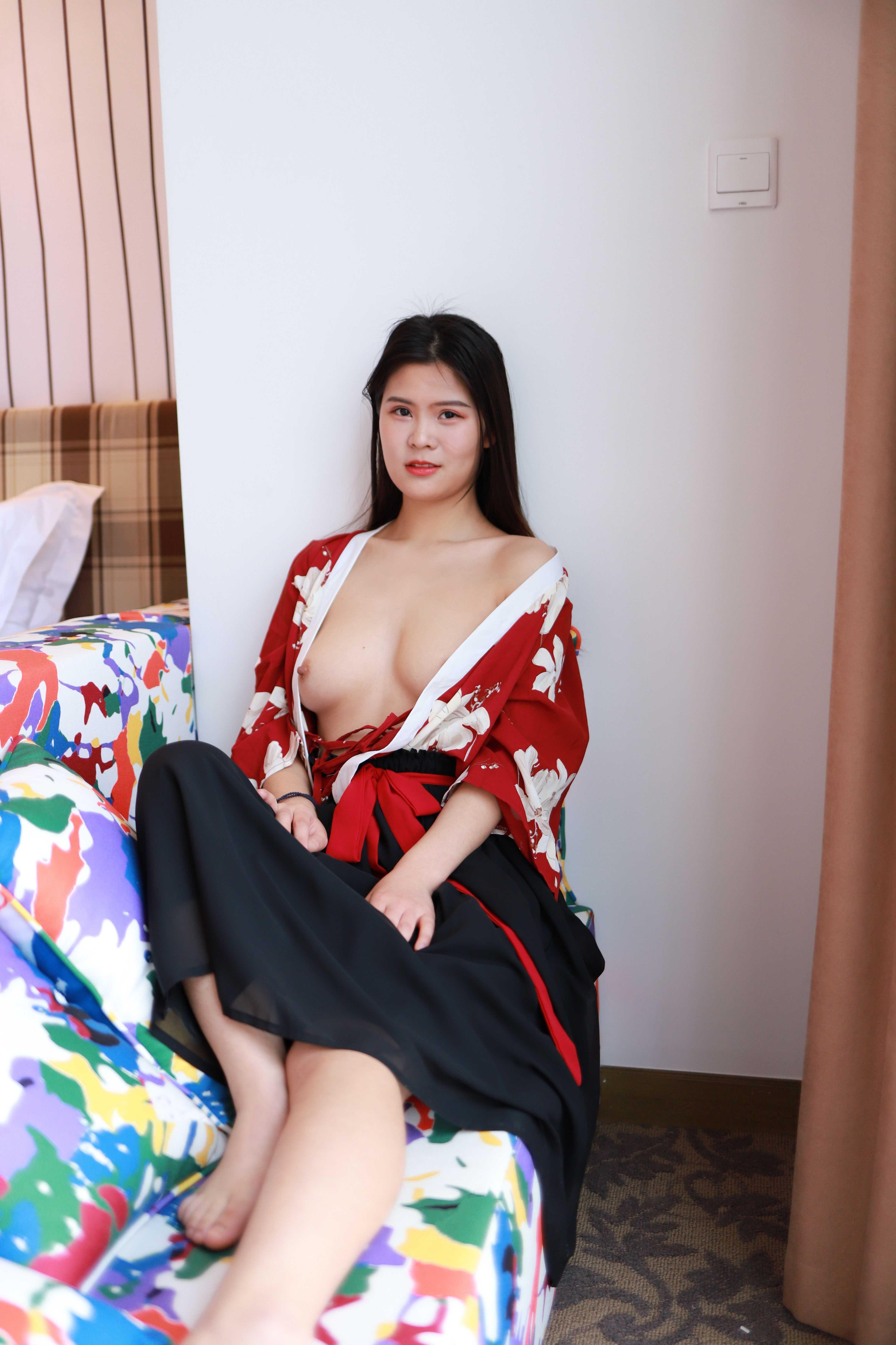 氣質(zhì)小姐姐脫掉衣服漏出奶子