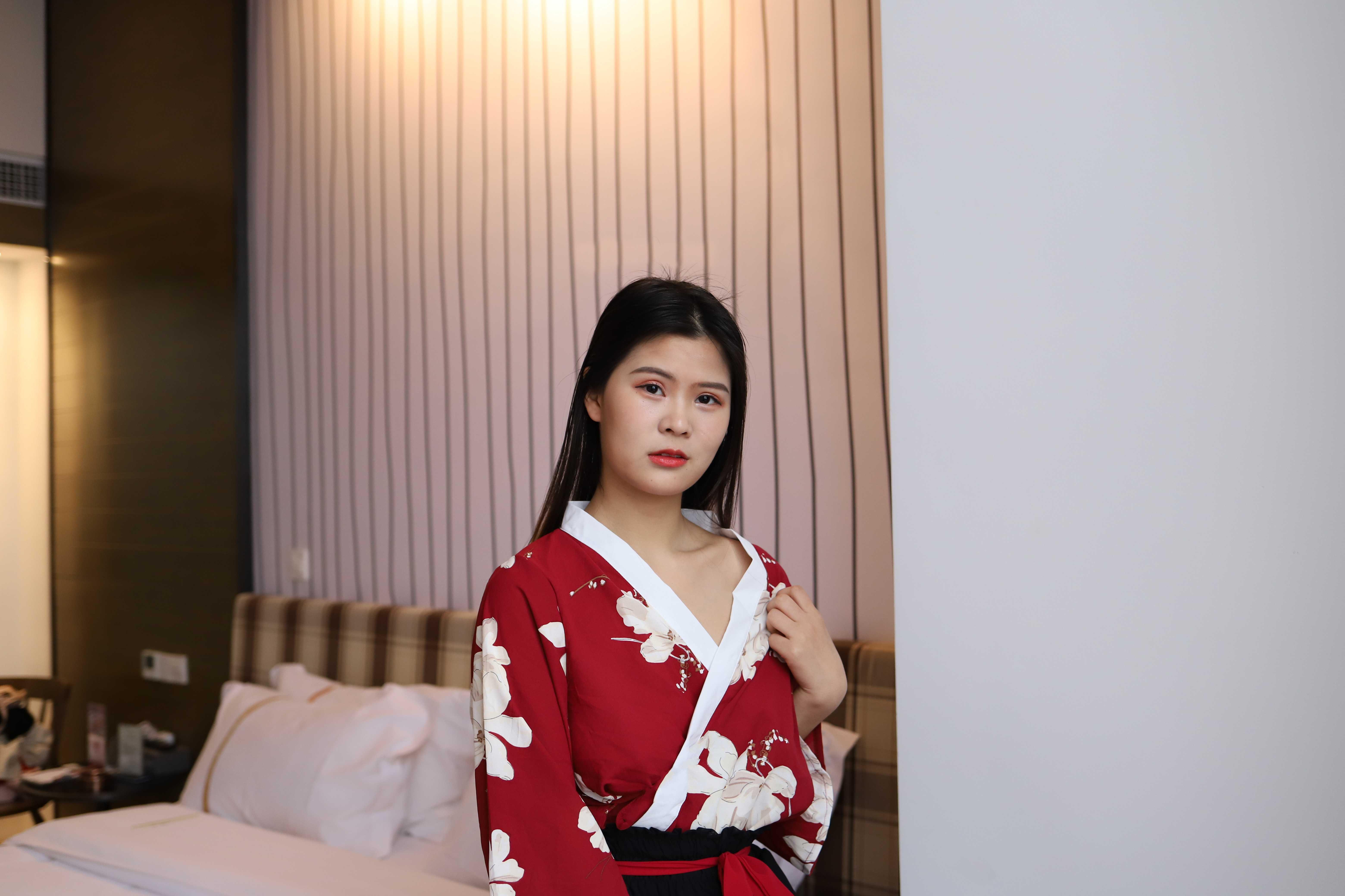 氣質(zhì)小姐姐脫掉衣服漏出奶子