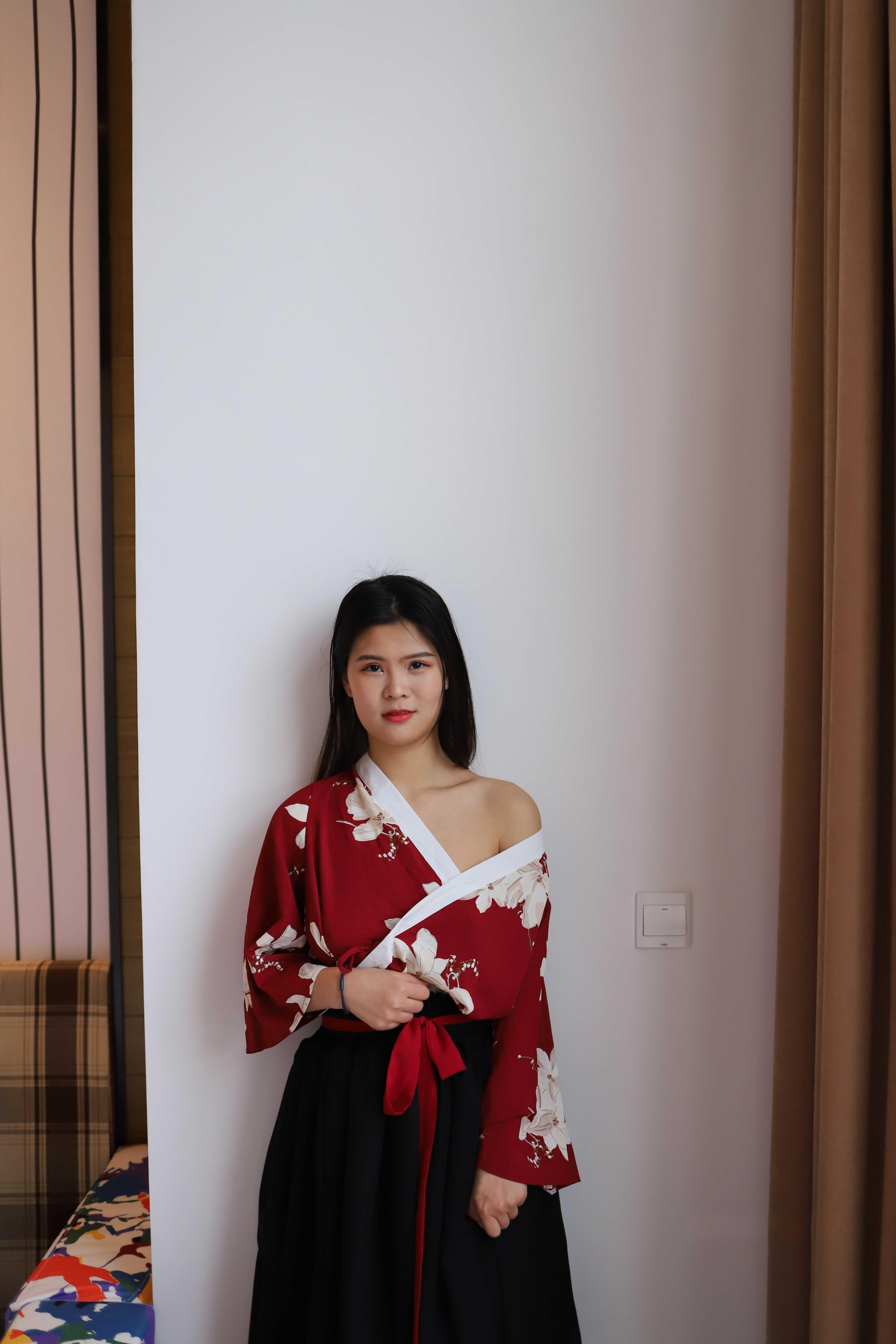 氣質(zhì)小姐姐脫掉衣服漏出奶子