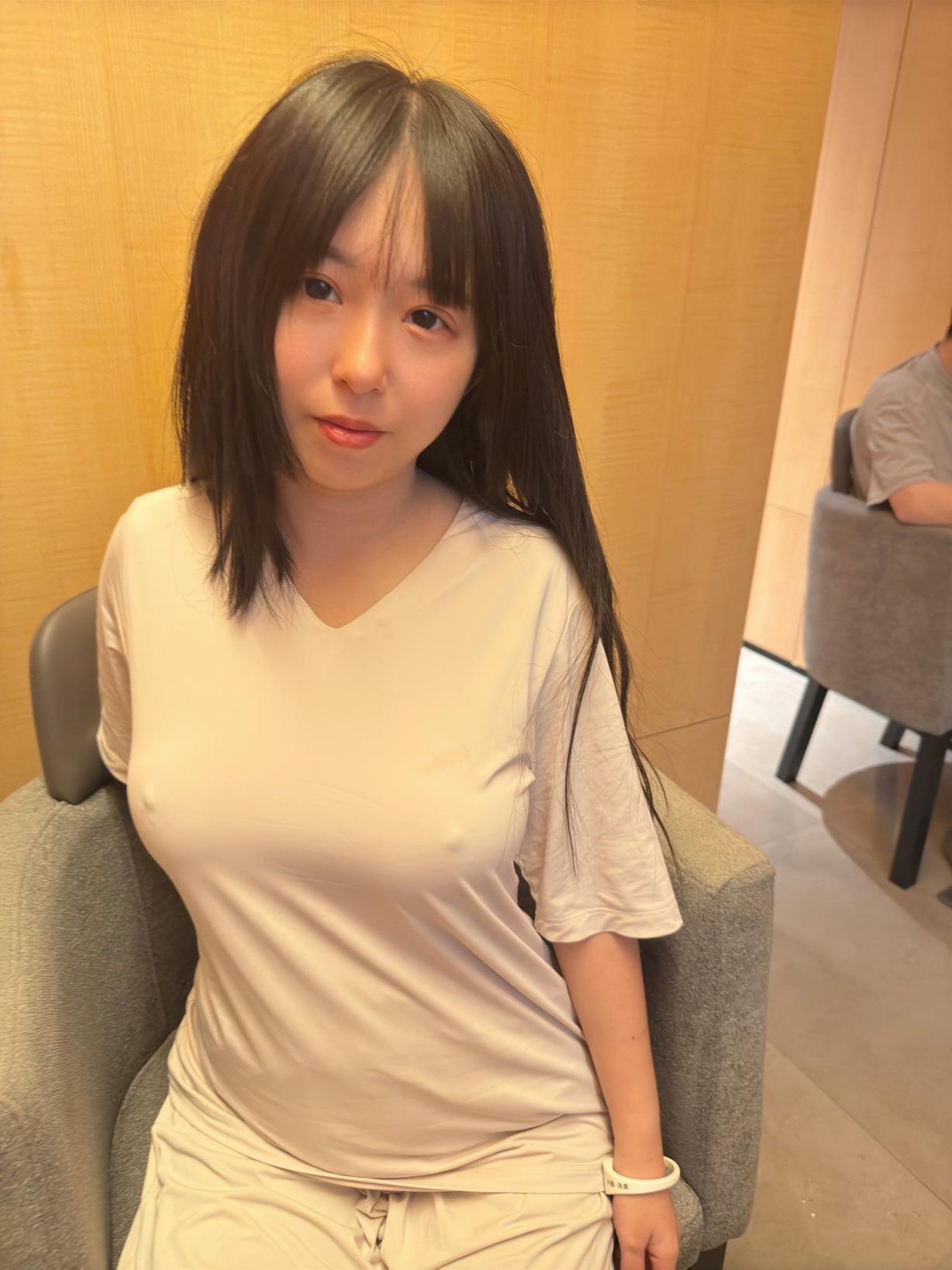 白虎學(xué)生妹子