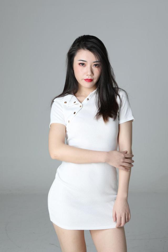 氣質(zhì)挺不錯(cuò)的白衣少婦
