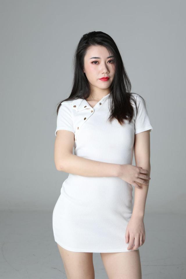 氣質(zhì)挺不錯(cuò)的白衣少婦