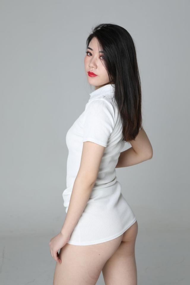 氣質(zhì)挺不錯(cuò)的白衣少婦
