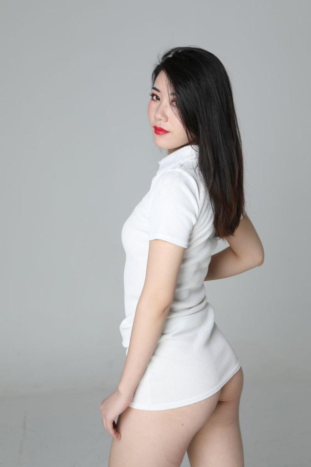 氣質(zhì)挺不錯的白衣少婦