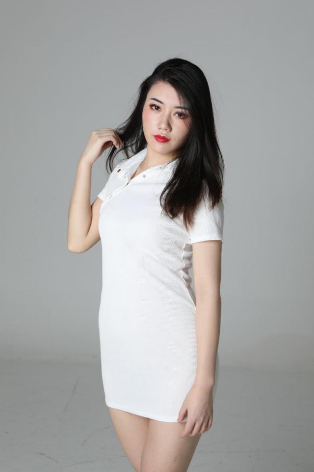氣質(zhì)挺不錯(cuò)的白衣少婦