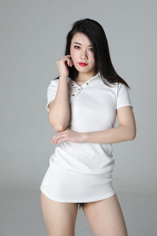 氣質(zhì)挺不錯(cuò)的白衣少婦