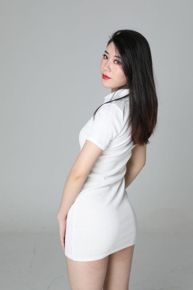 氣質(zhì)挺不錯的白衣少婦