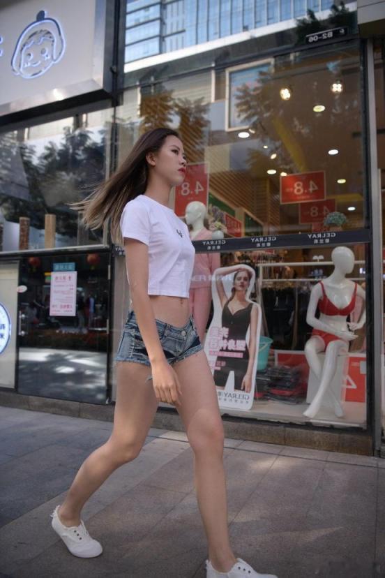 街拍齊逼短褲之若隱若現(xiàn)