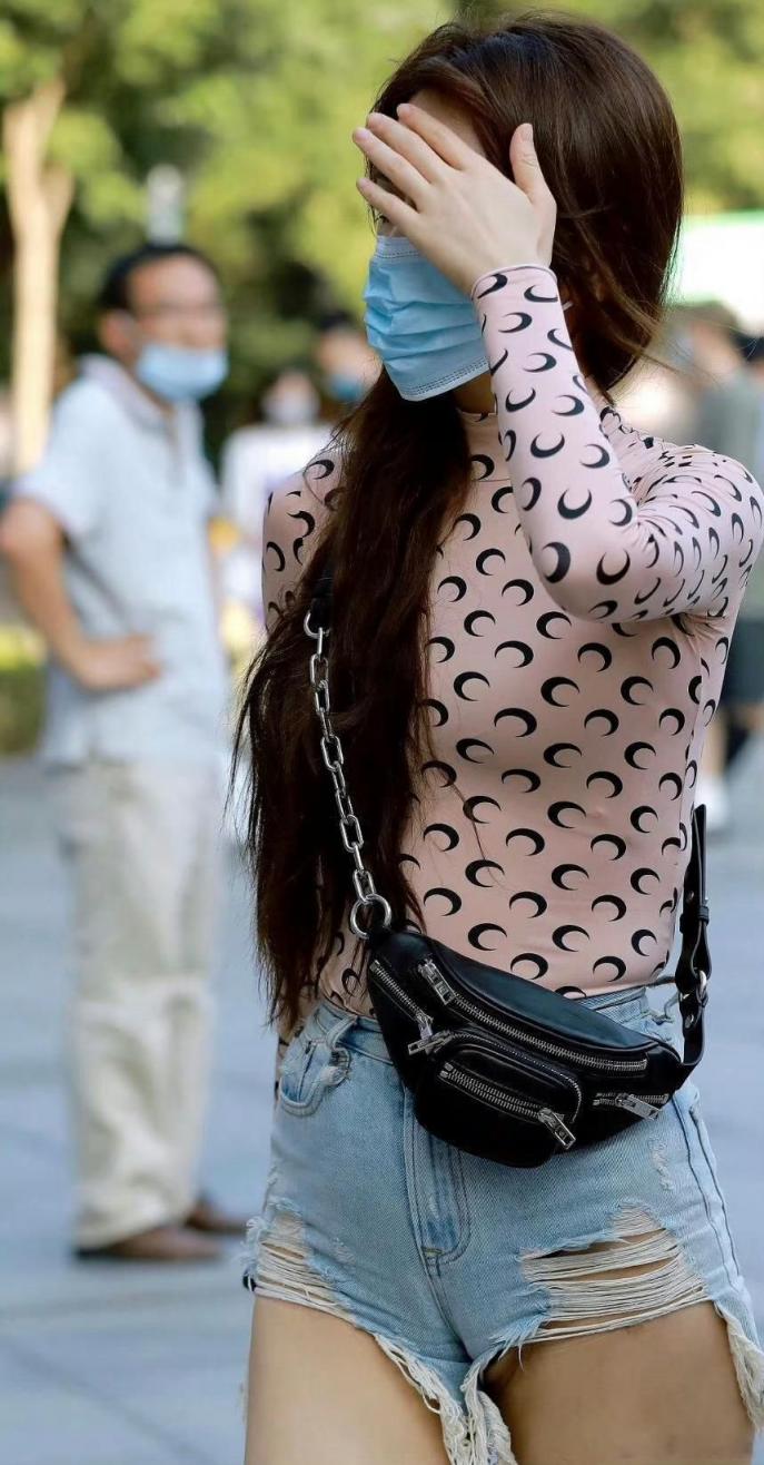街拍齊逼短褲之若隱若現(xiàn)