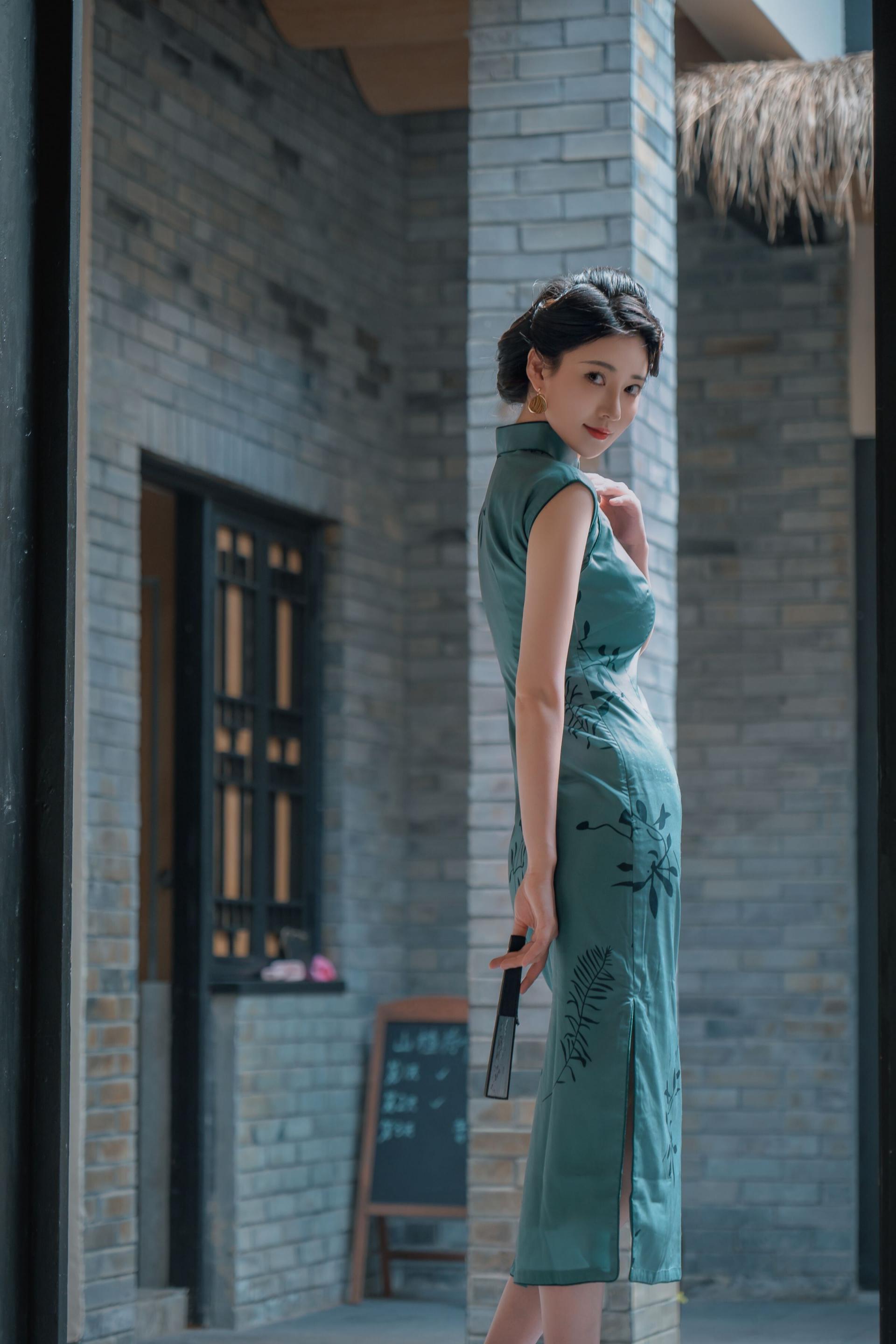 年年寫真打包，單發(fā)一套旗袍黑絲[67P]