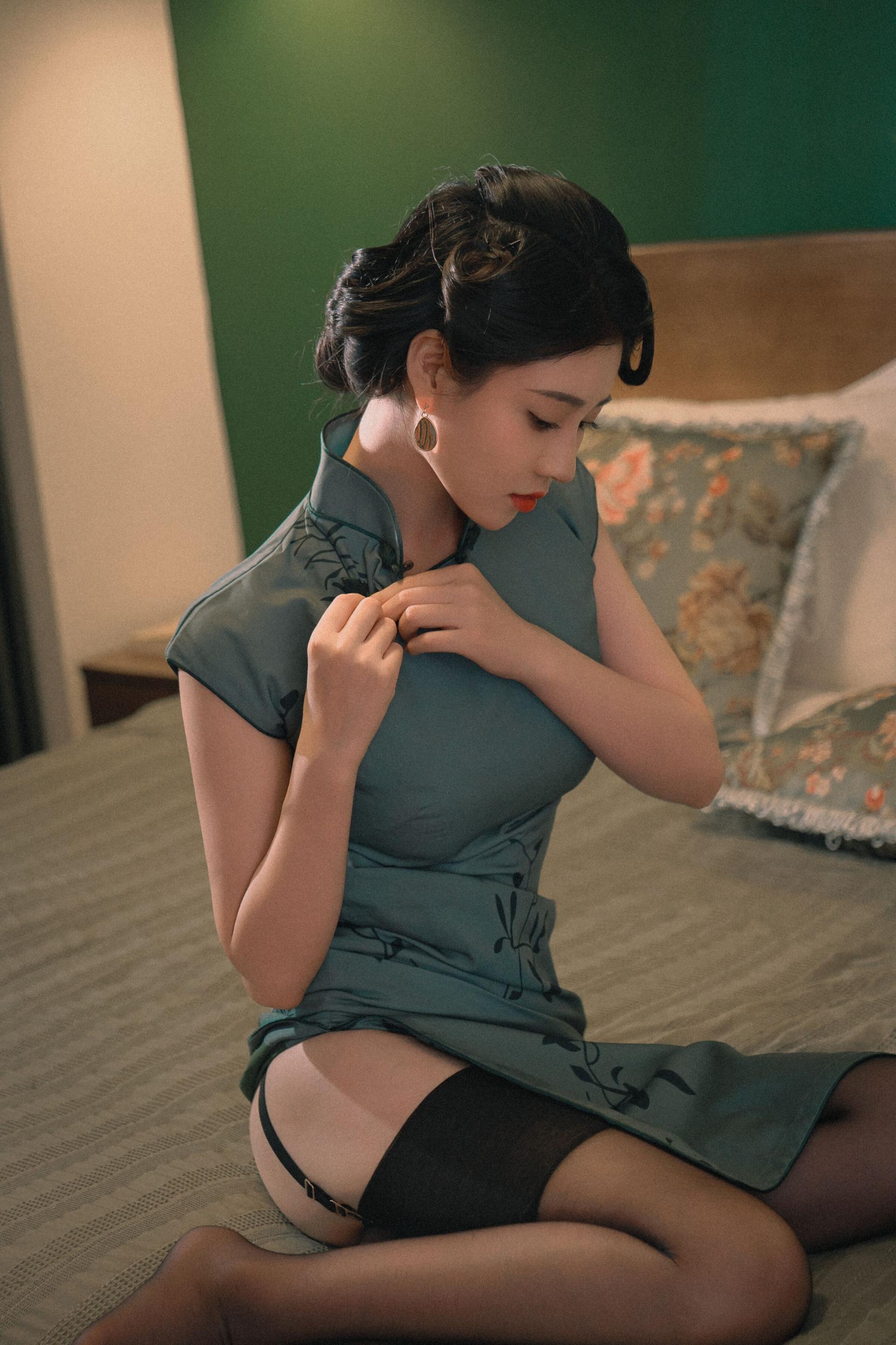 年年寫真打包，單發(fā)一套旗袍黑絲[67P]