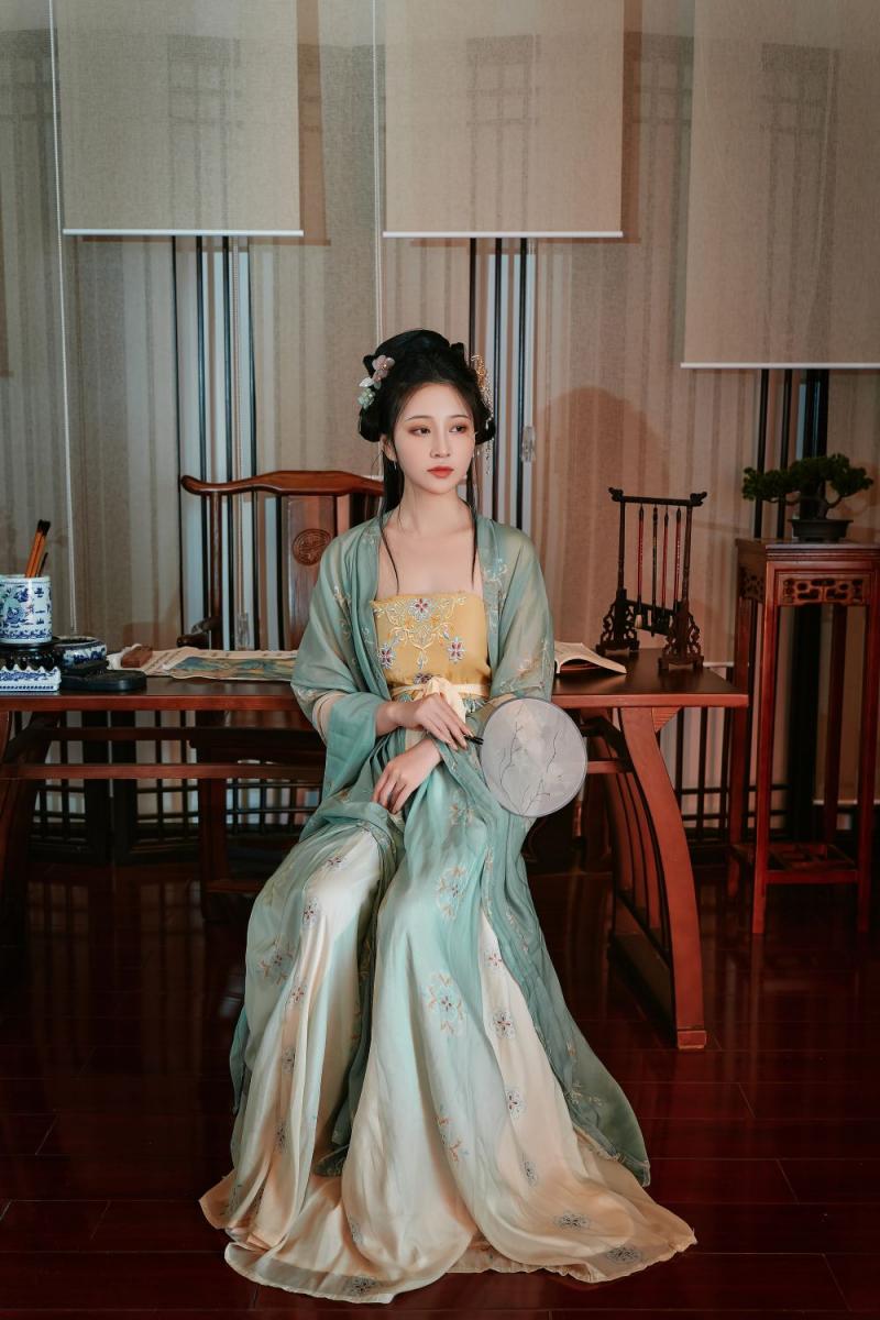 古裝妹子極品圓潤(rùn)的美乳