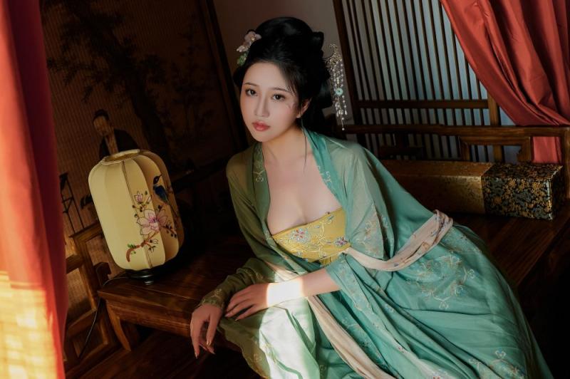古裝妹子極品圓潤(rùn)的美乳