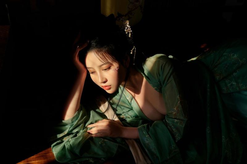 古裝妹子極品圓潤(rùn)的美乳