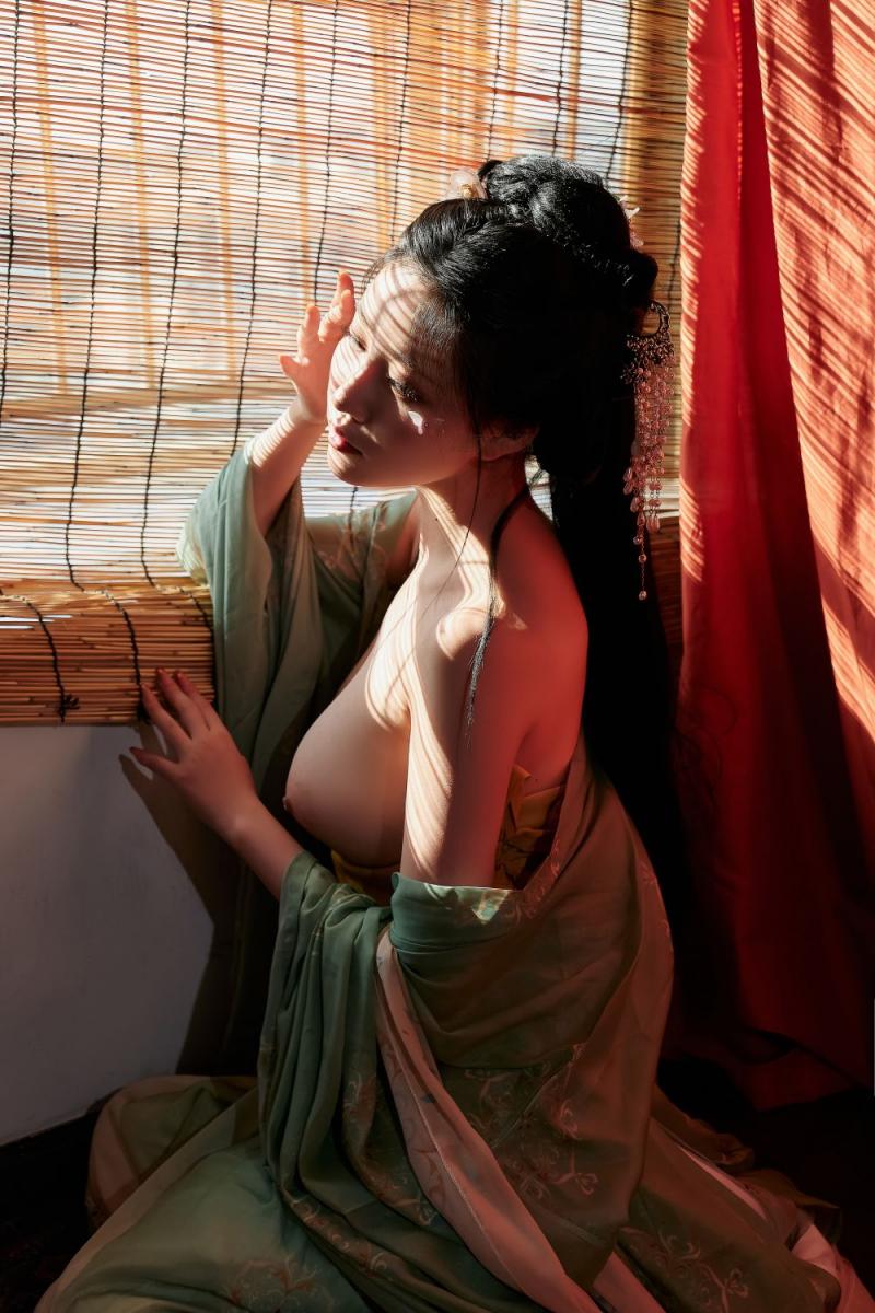 古裝妹子極品圓潤(rùn)的美乳