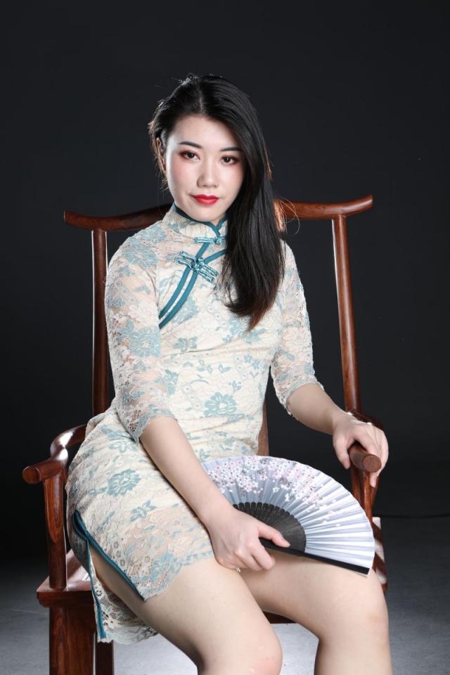 這旗袍妹子還真誘人呢