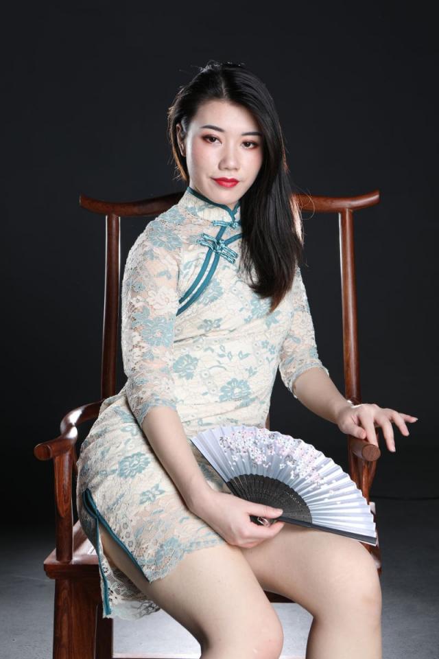 這旗袍妹子還真誘人呢