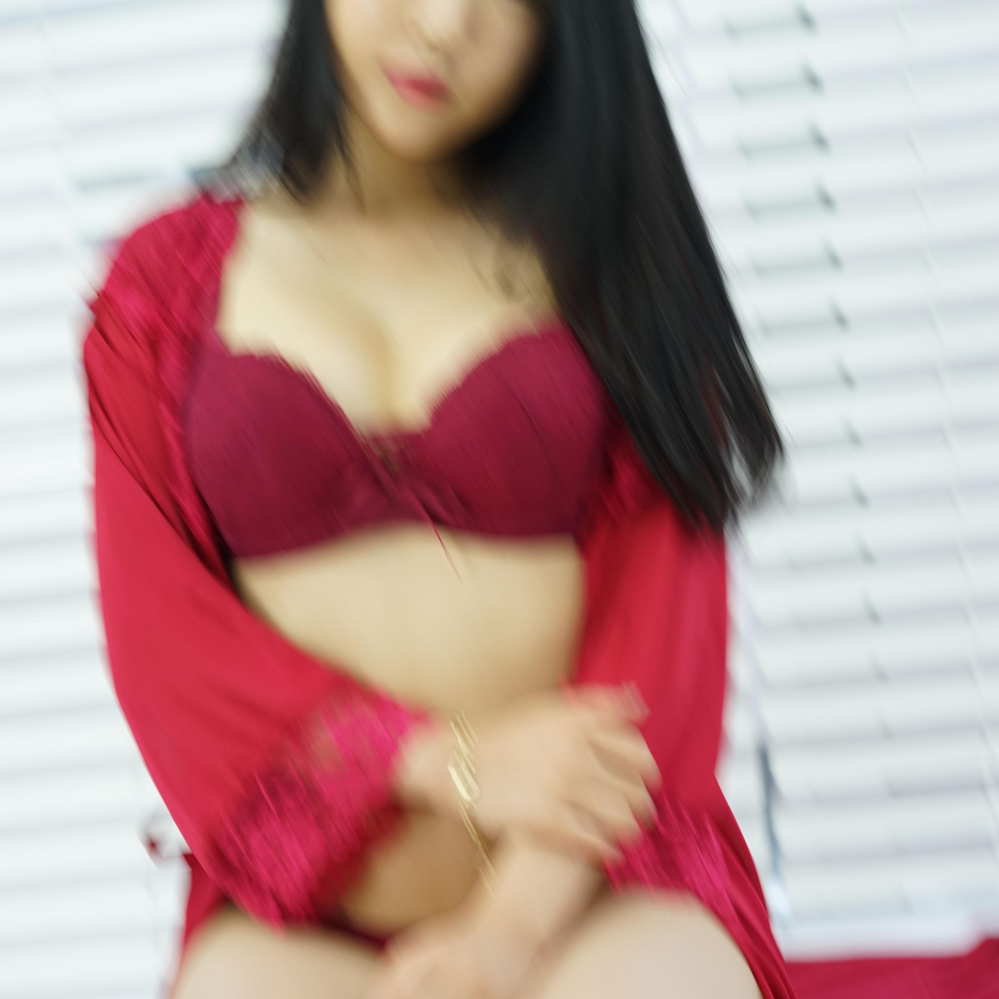 紅色內(nèi)衣妹子真的是騷啊