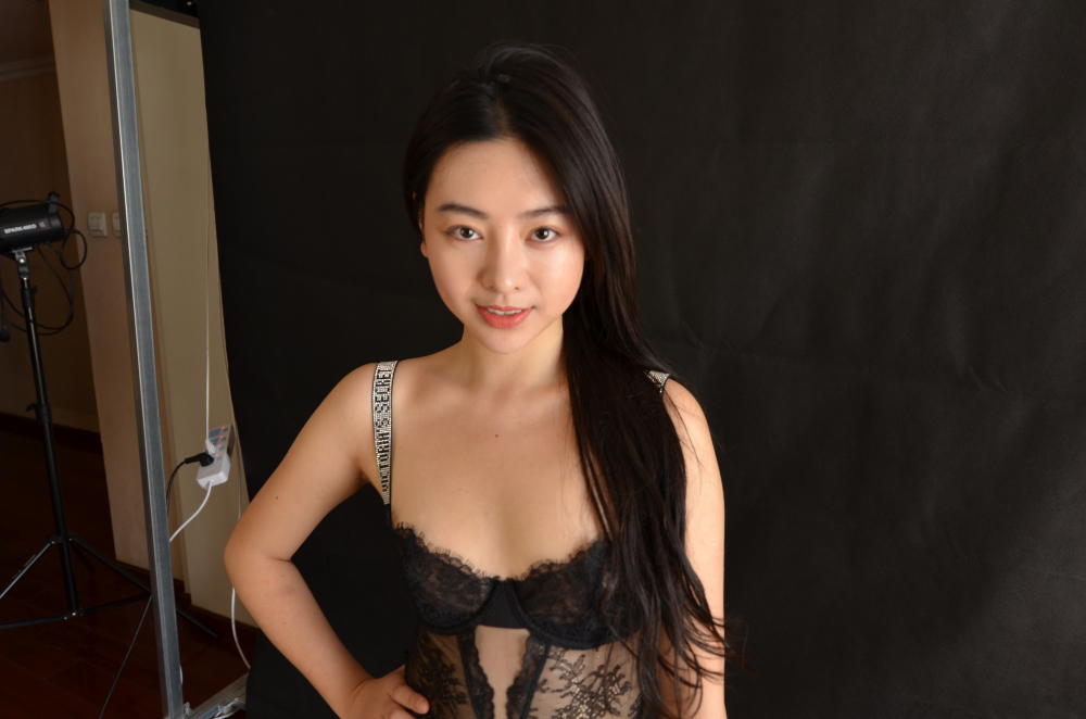 極具韻味的風(fēng)騷小少婦