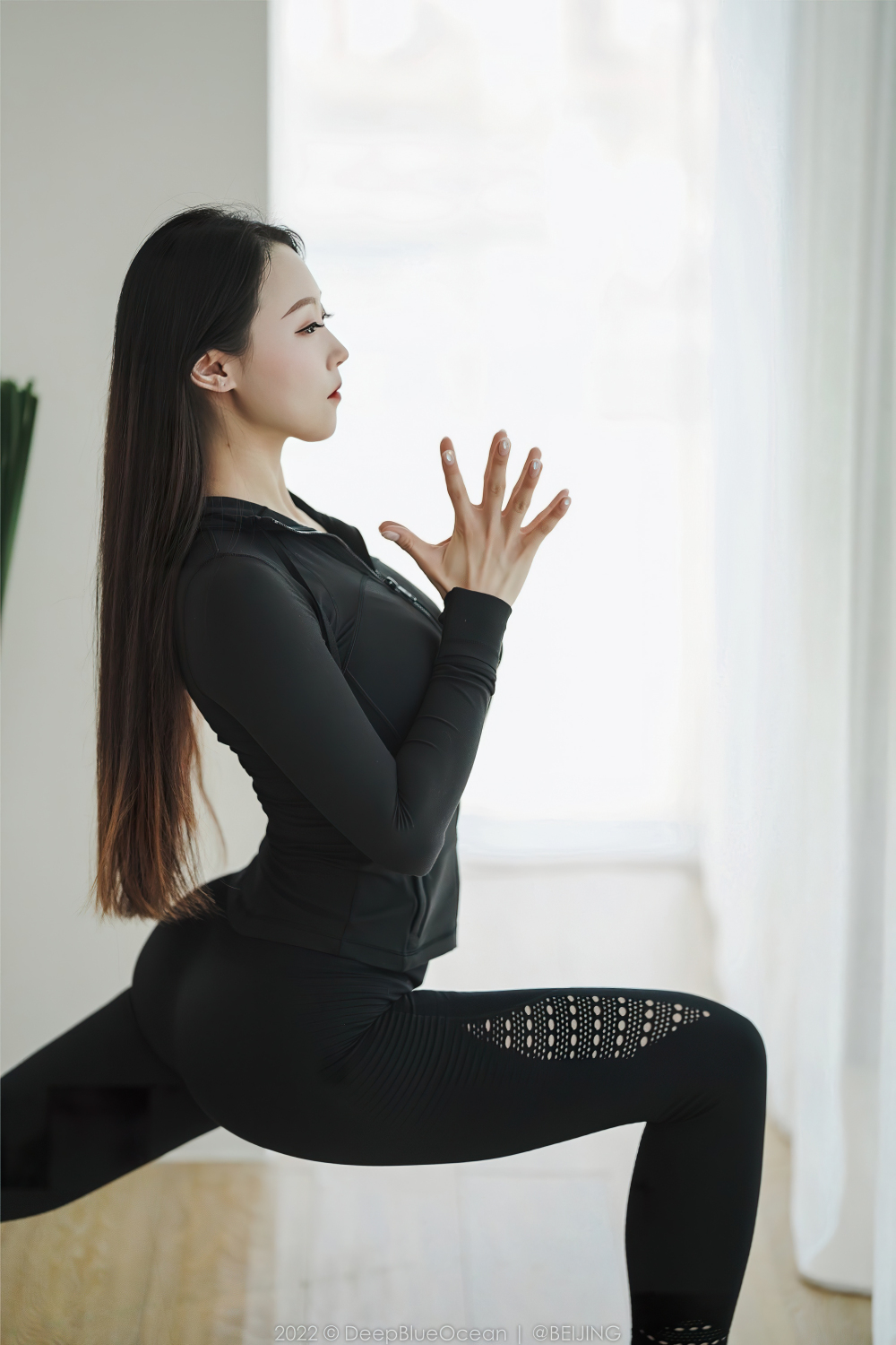 體態(tài)優(yōu)美的瑜伽妹子