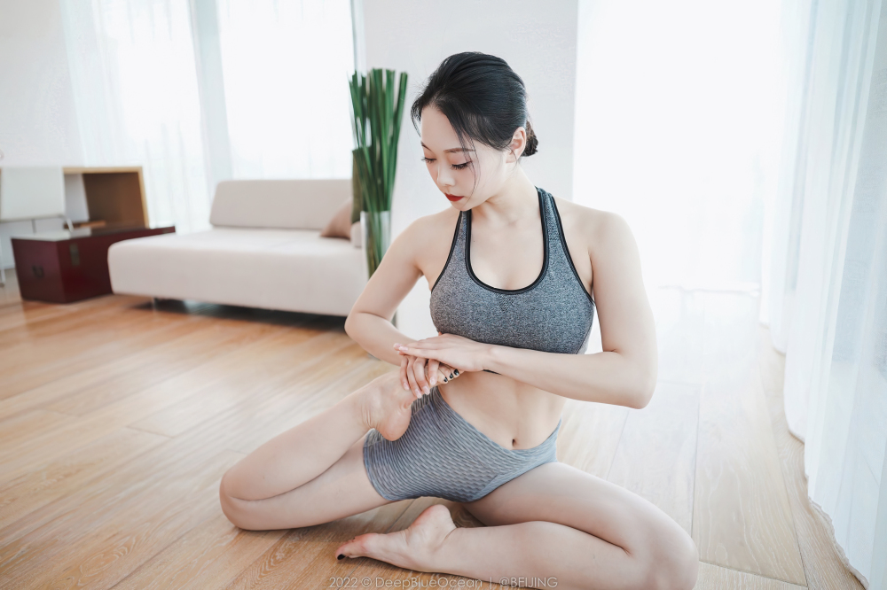 體態(tài)優(yōu)美的瑜伽妹子