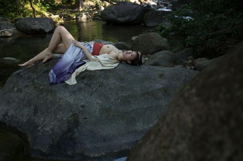 溪水邊的極品古裝白嫩妹子