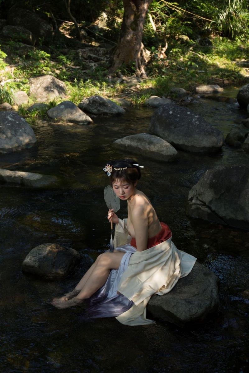 溪水邊的極品古裝白嫩妹子