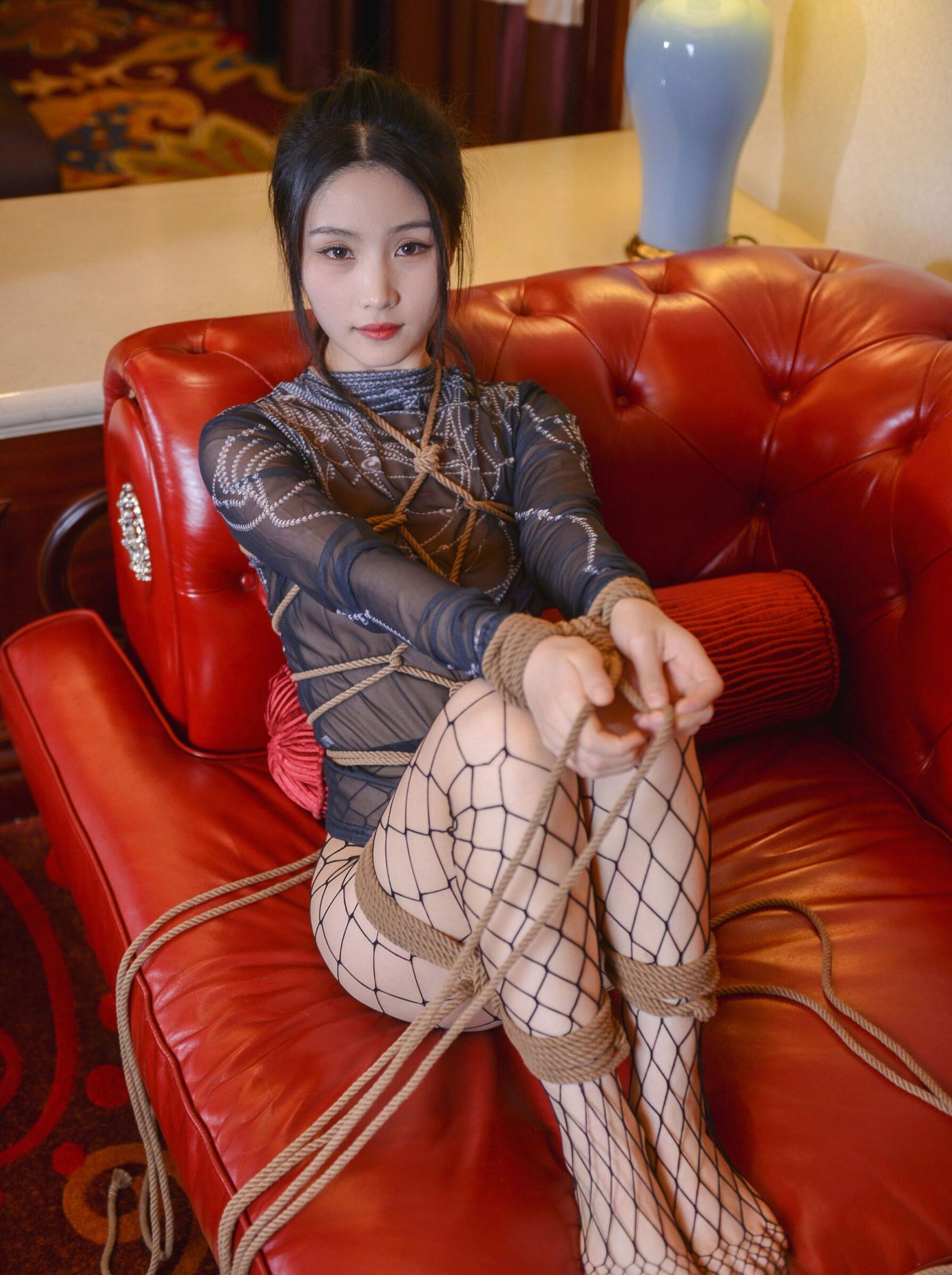 這么純的妹子被綁住了你想不想干點(diǎn)啥