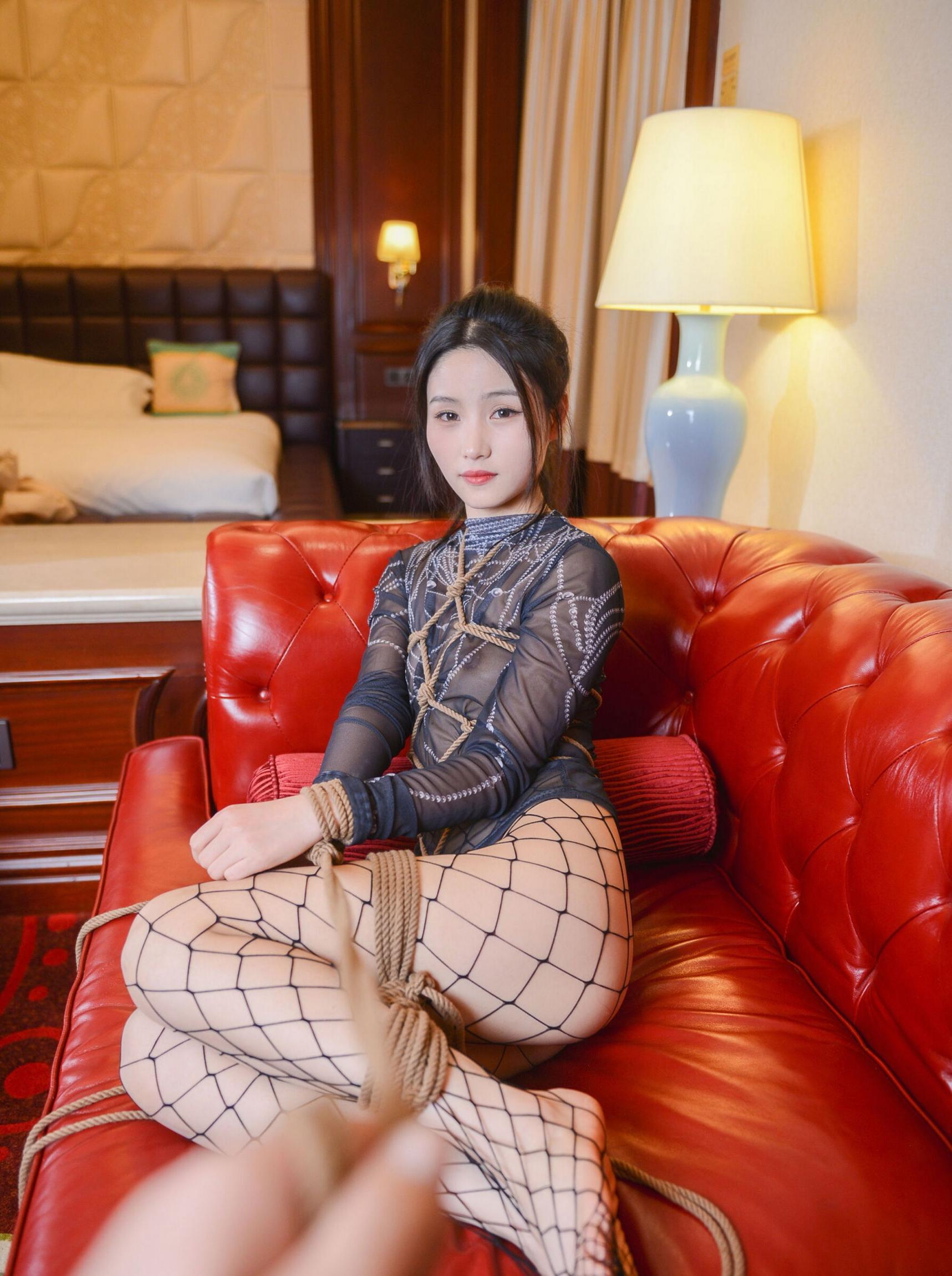 這么純的妹子被綁住了你想不想干點(diǎn)啥
