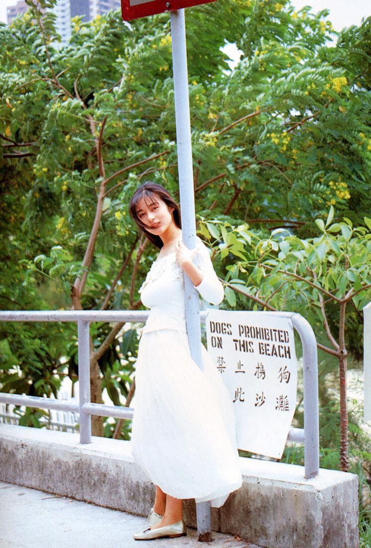 《女機器人》女主——青山知可子–《亞熱帶氣候》寫真