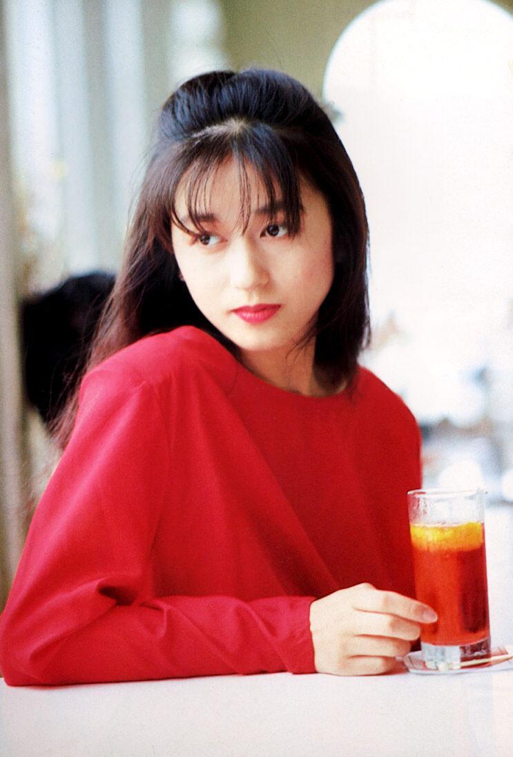 《女機(jī)器人》女主——青山知可子–《亞熱帶氣候》寫真