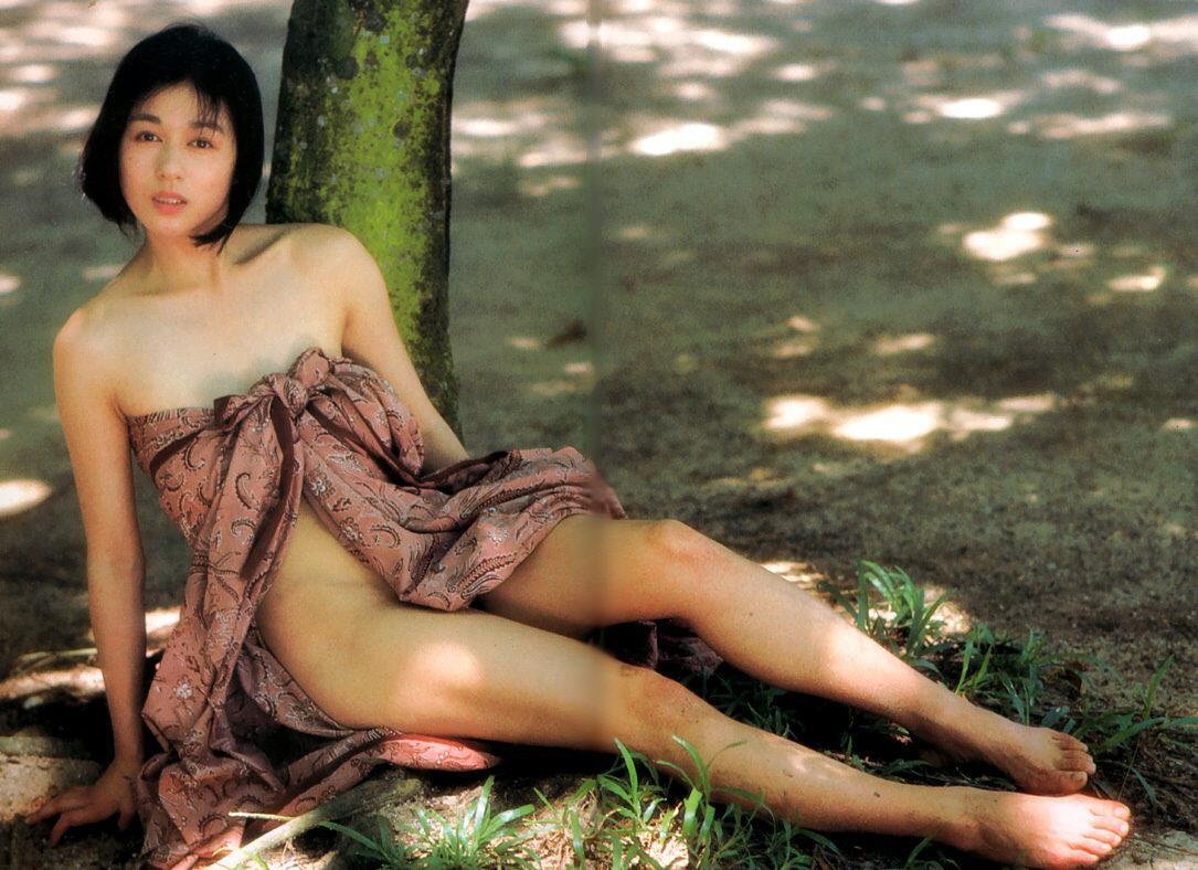《女機器人》女主——青山知可子–《亞熱帶氣候》寫真