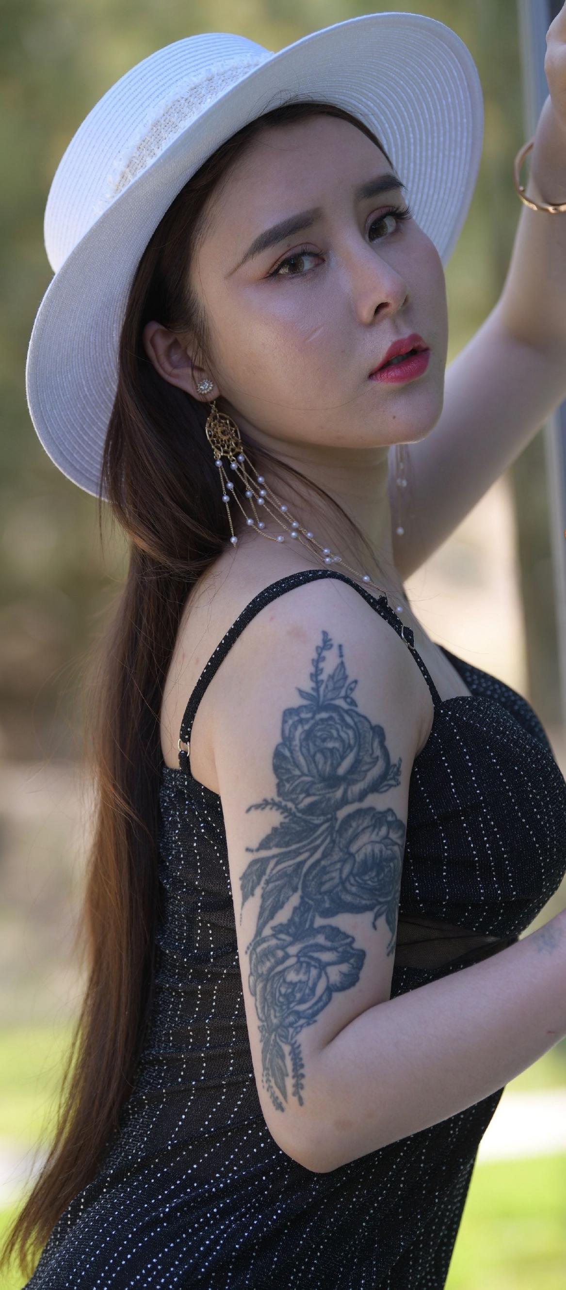 薄紗裙子，內(nèi)褲若現(xiàn)