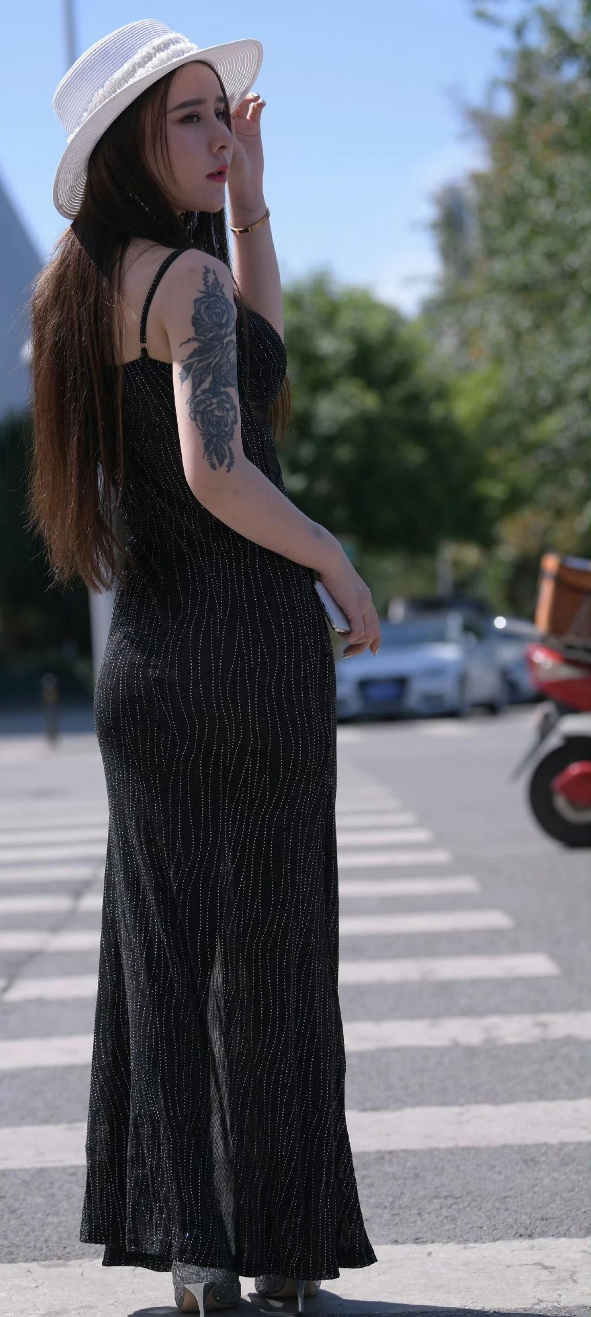 薄紗裙子，內(nèi)褲若現(xiàn)