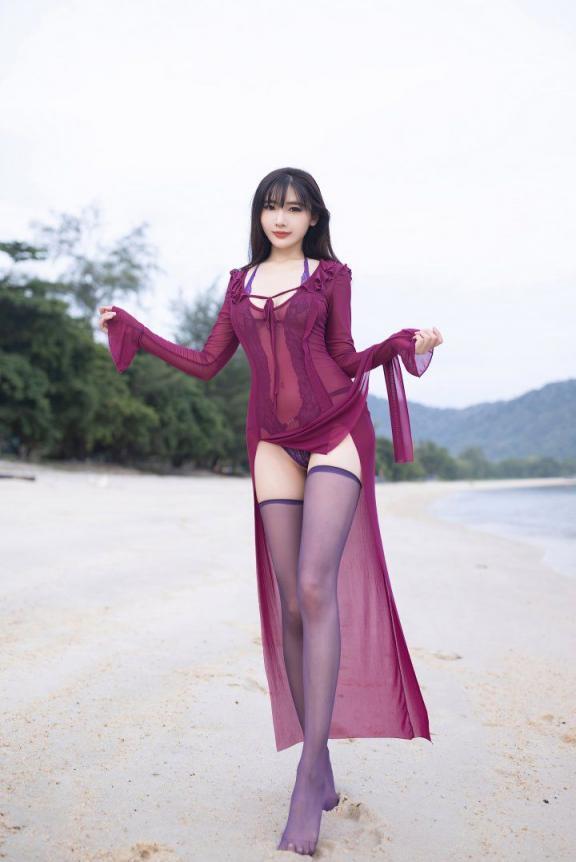長(zhǎng)裙制服露出好春光