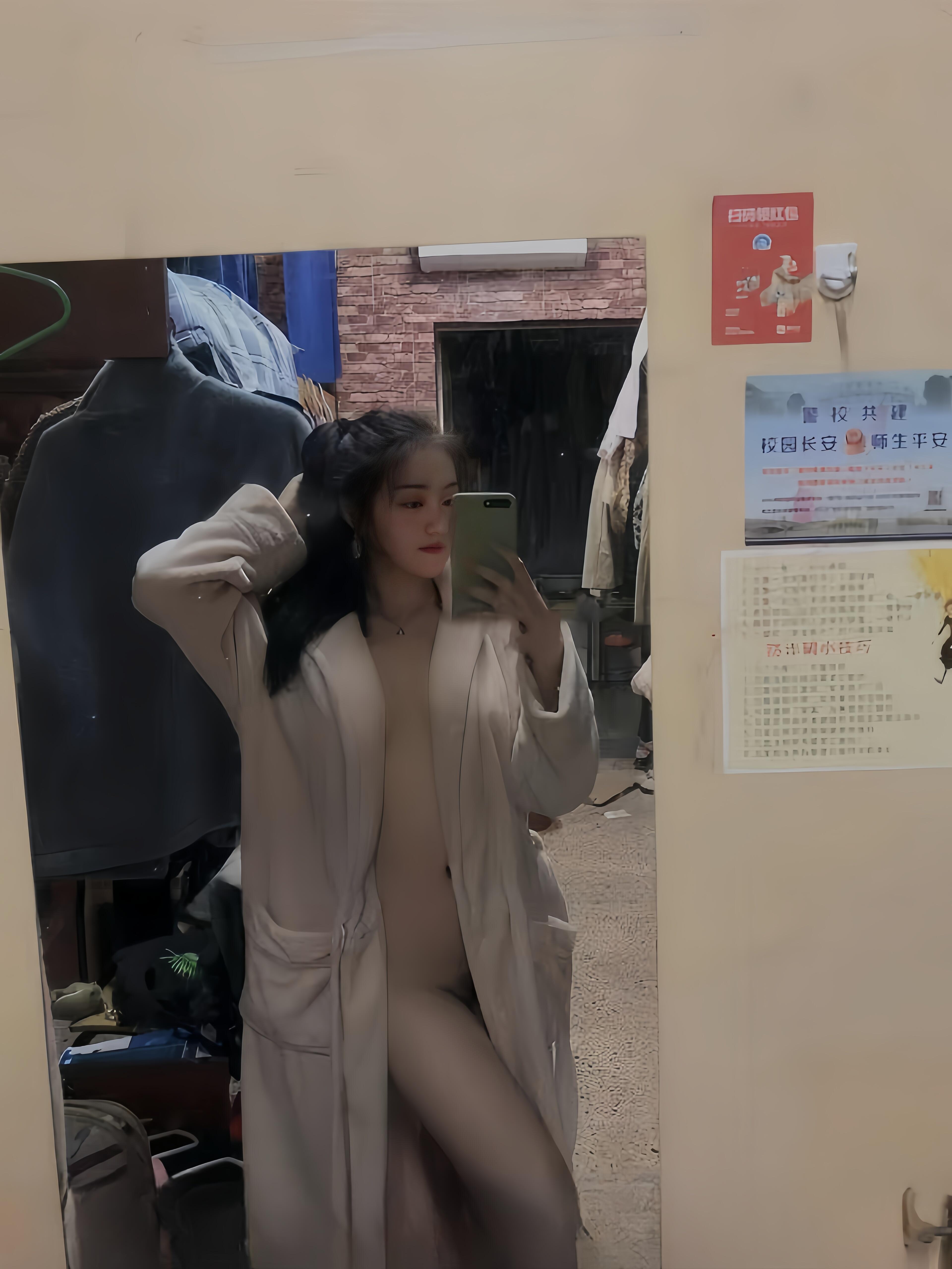 西安某大學的嫩妹子，一言不合就放開了自拍！