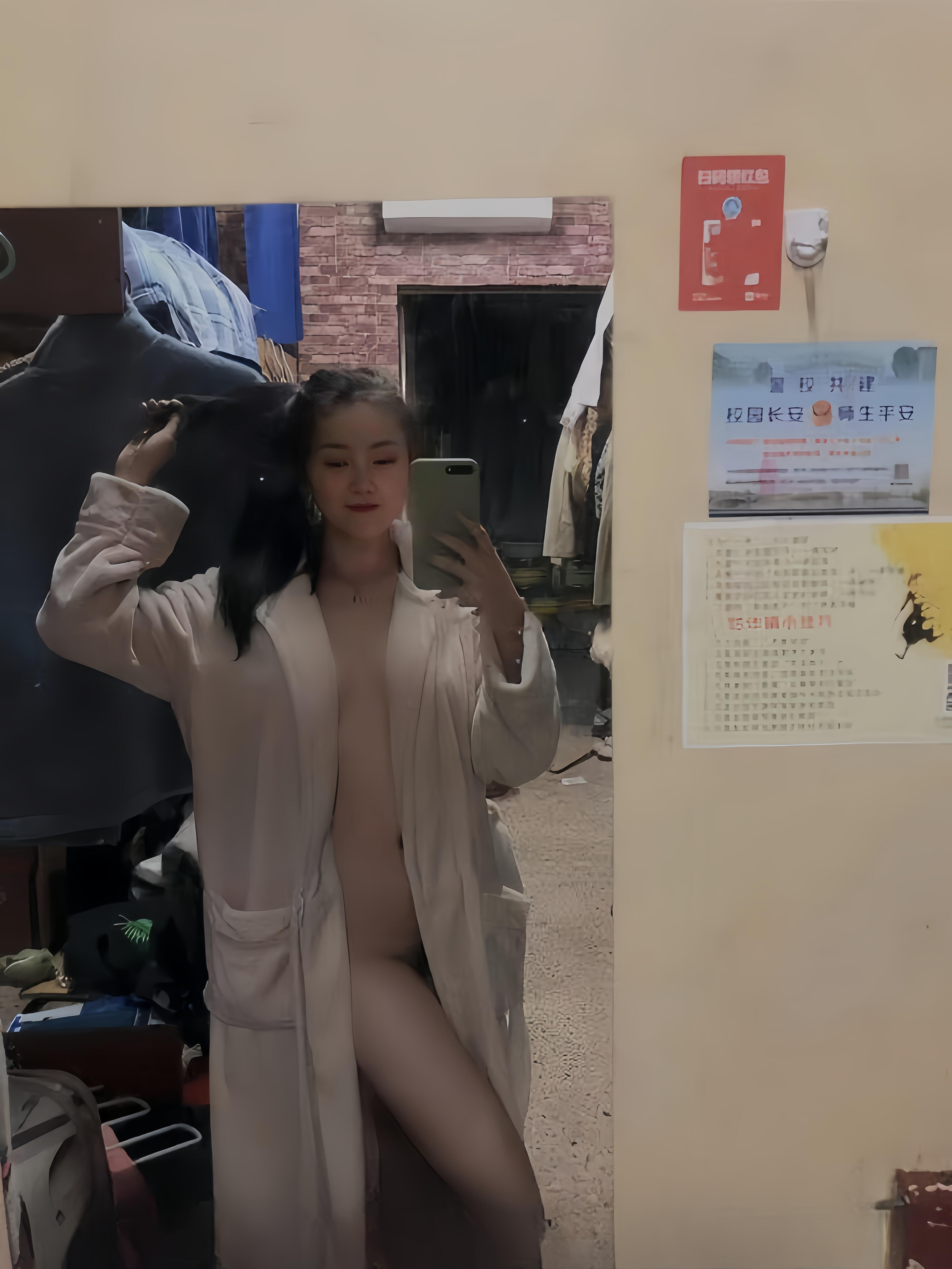 西安某大學的嫩妹子，一言不合就放開了自拍！