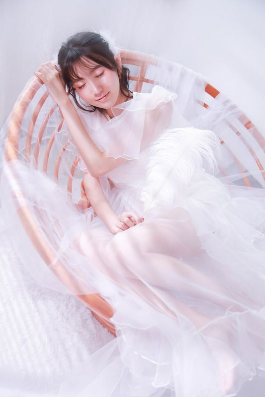 白紗裙美女白嫩性感誘人寫真圖片