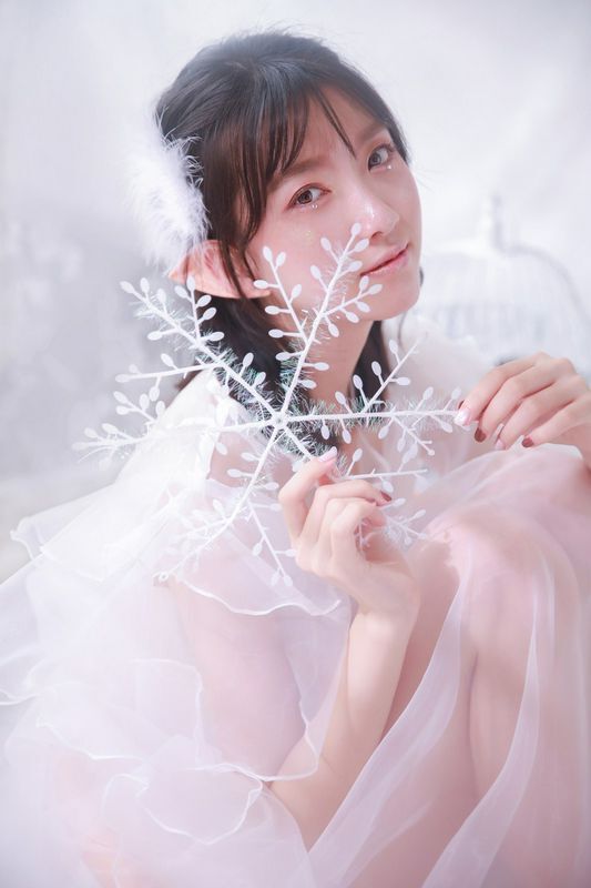 白紗裙美女白嫩性感誘人寫真圖片