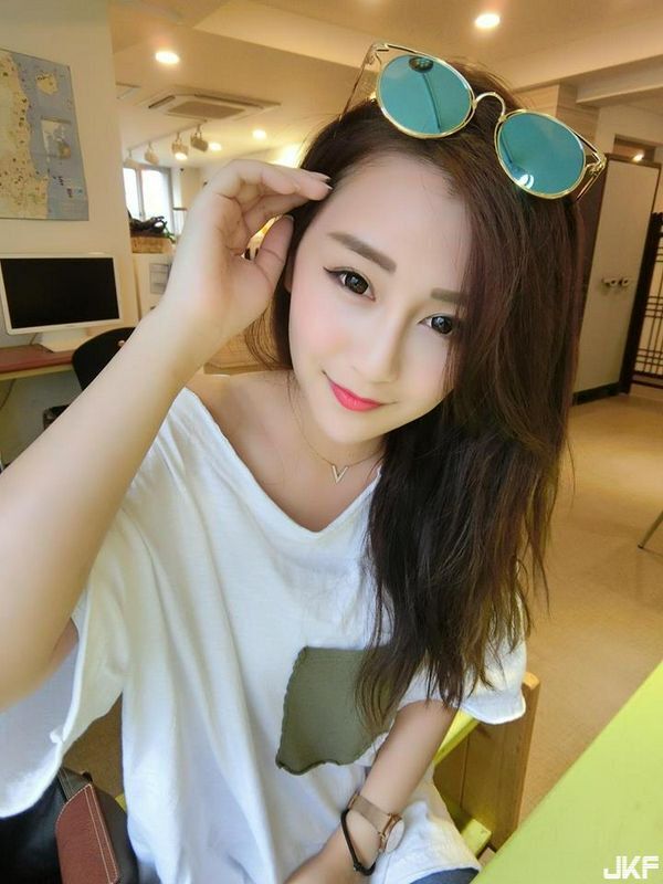 年輕可愛(ài)的白皙正妹陳樂(lè)樂(lè)