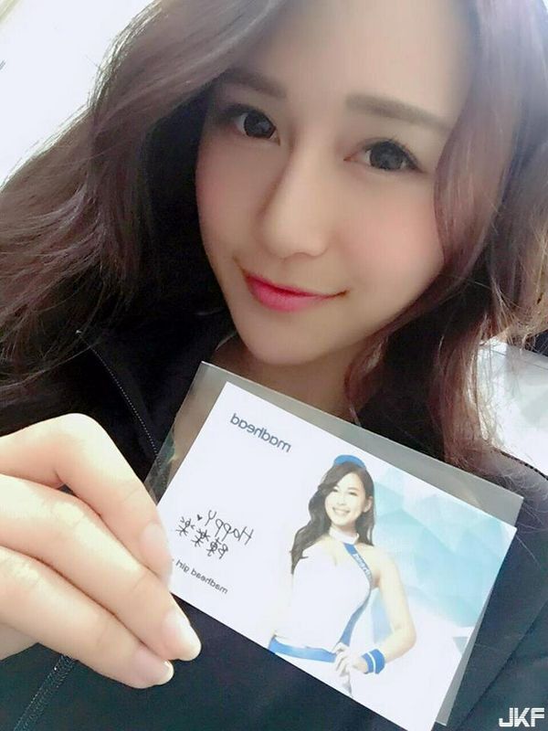 年輕可愛的白皙正妹陳樂樂