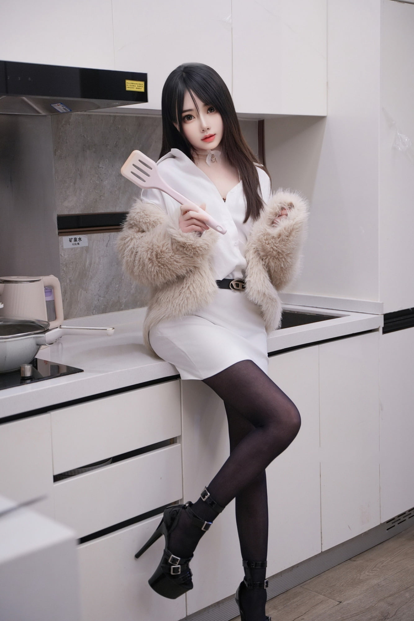 秀人網(wǎng)黑絲美足林月月--性感廚房料理