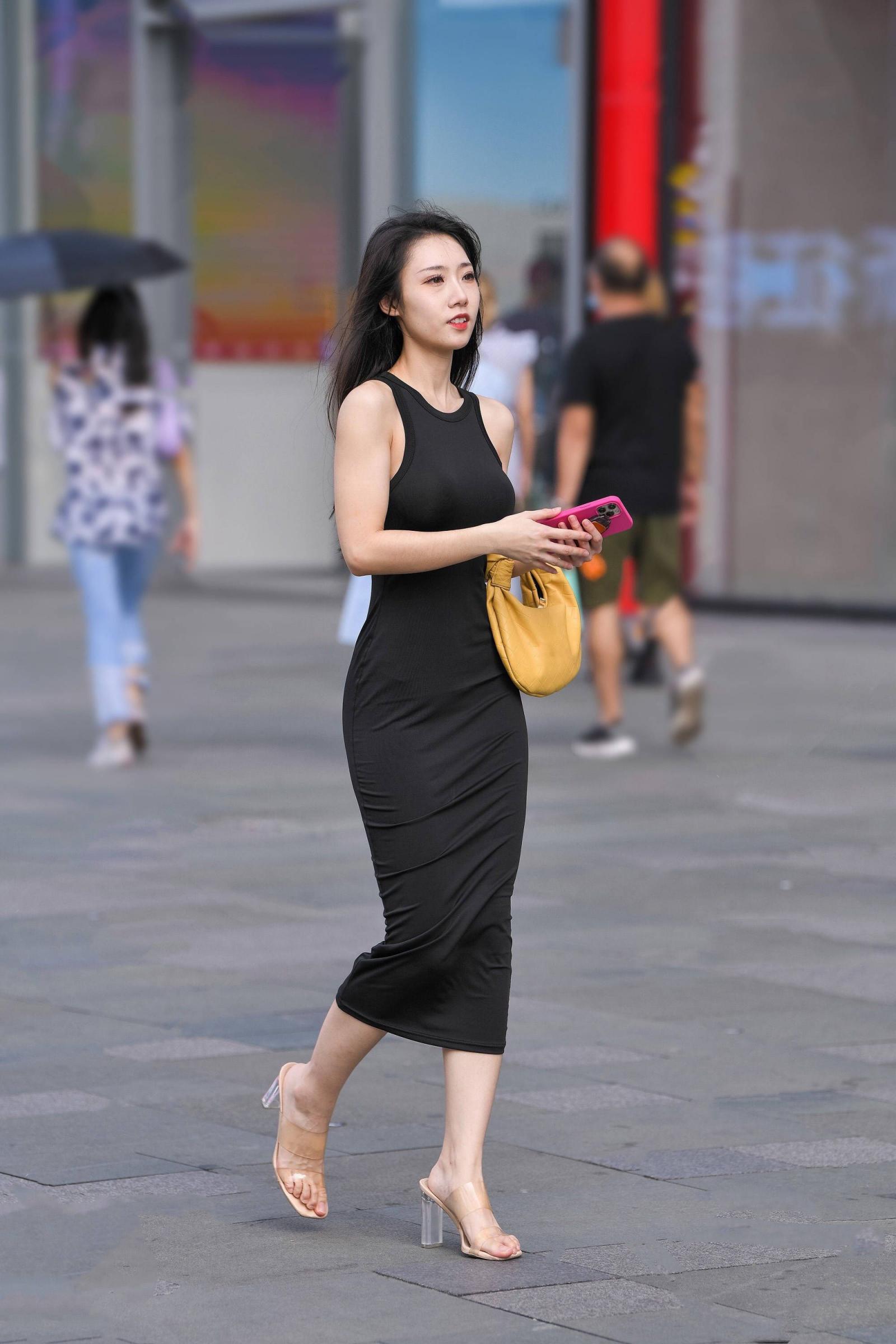這妞一過(guò)滿大街的人都硬了