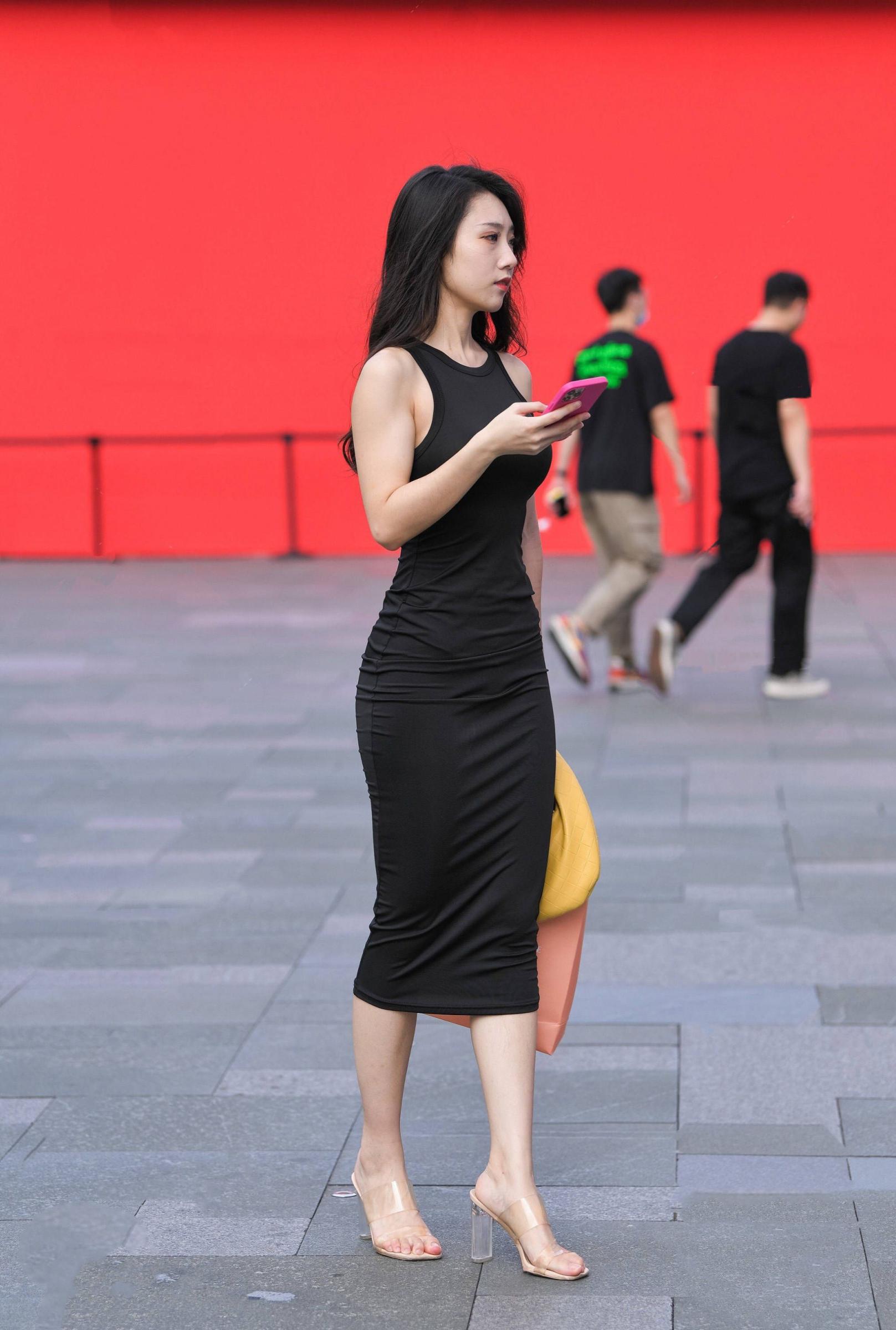 這妞一過(guò)滿大街的人都硬了