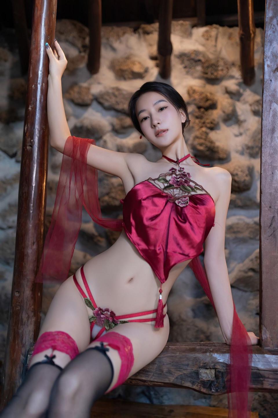 桑拿房后入熊小諾，用這個(gè)騷屁股服侍你