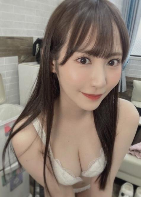 年輕的妹子，胸器逼人