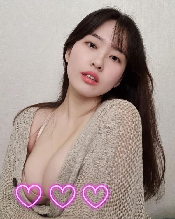 年輕的妹子，胸器逼人