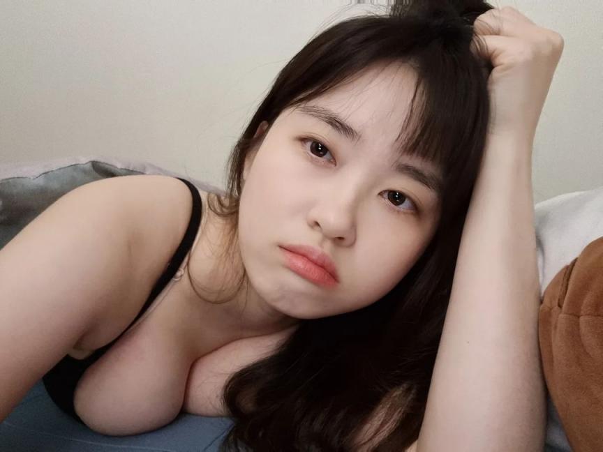 年輕的妹子，胸器逼人